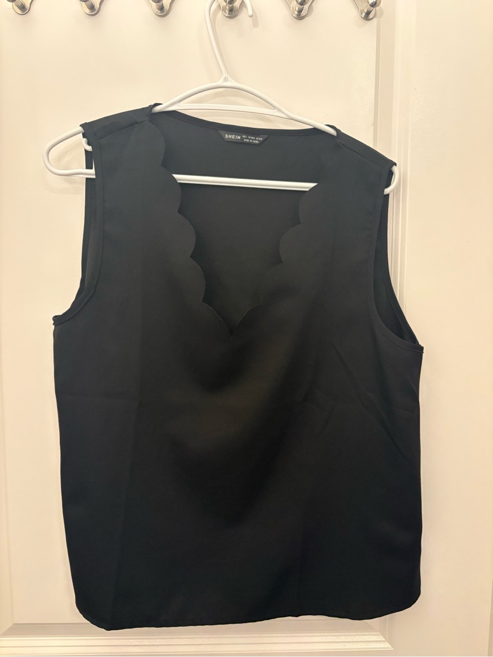 Black Scalloped V-Neck Sleeveless Top